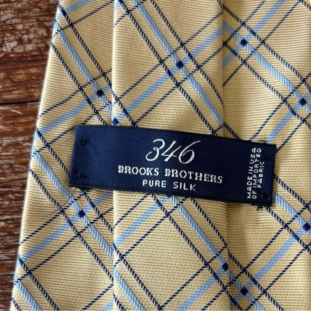 Brooks Brothers 346 Pure Italian Silk Made USA Yellow Blue Diamond Classic Tie